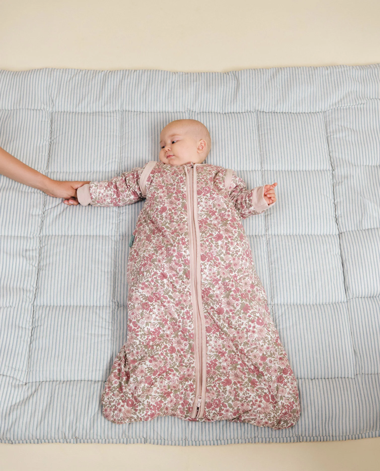 qué poner debajo del saco de dormir del bebé